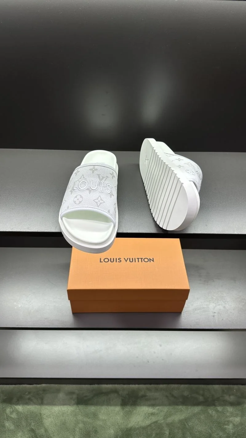 Bold Louis Vuitton Slippers 30571