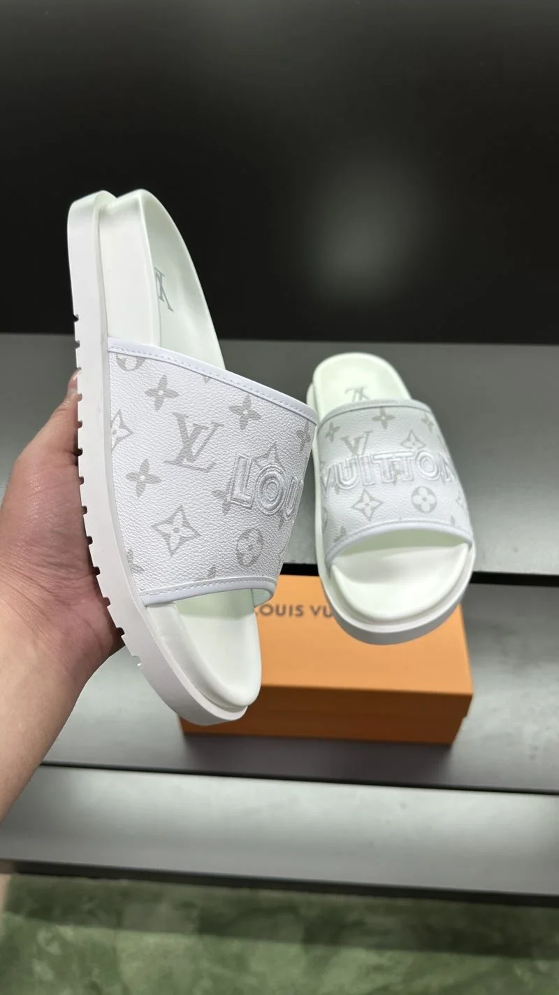 Bold Louis Vuitton Slippers 30571