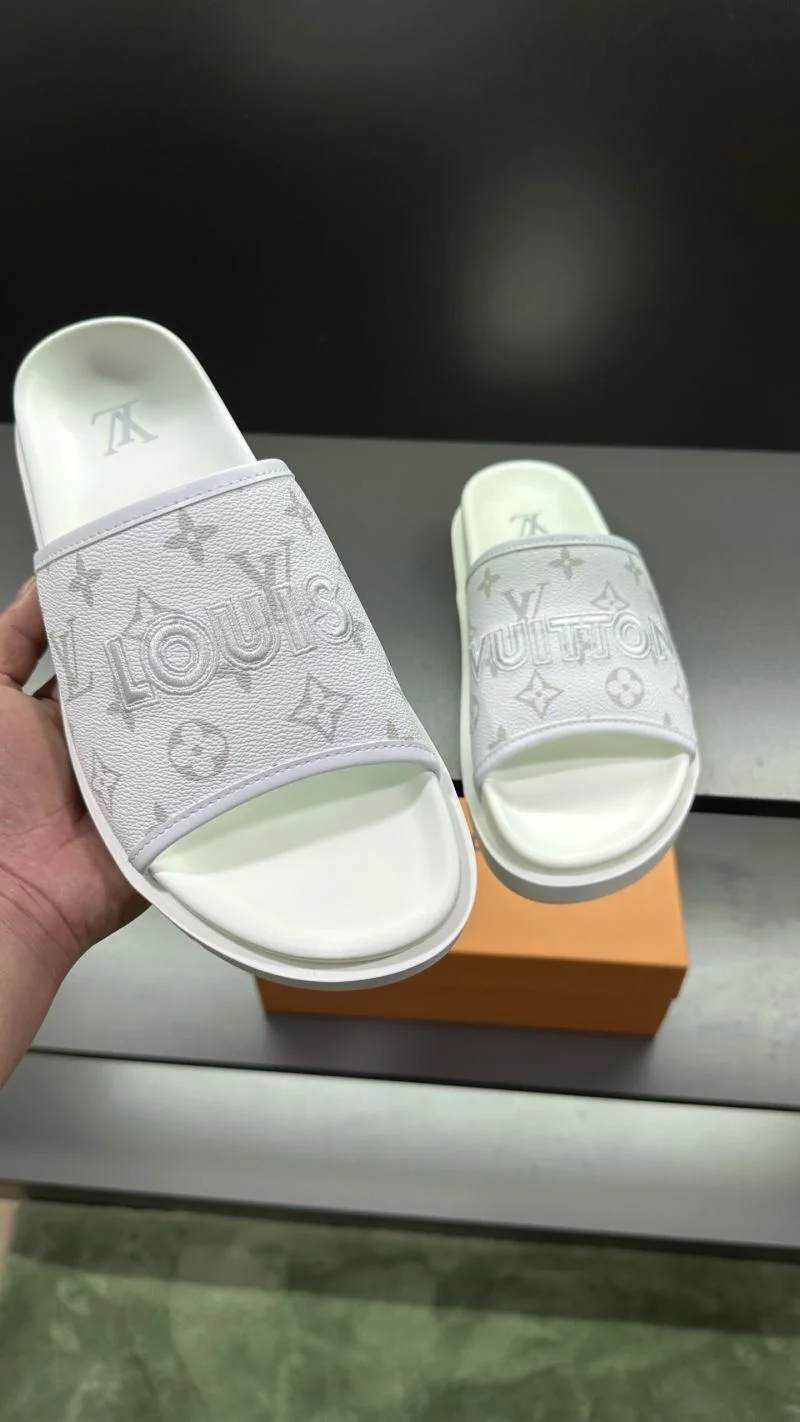 Bold Louis Vuitton Slippers 30571