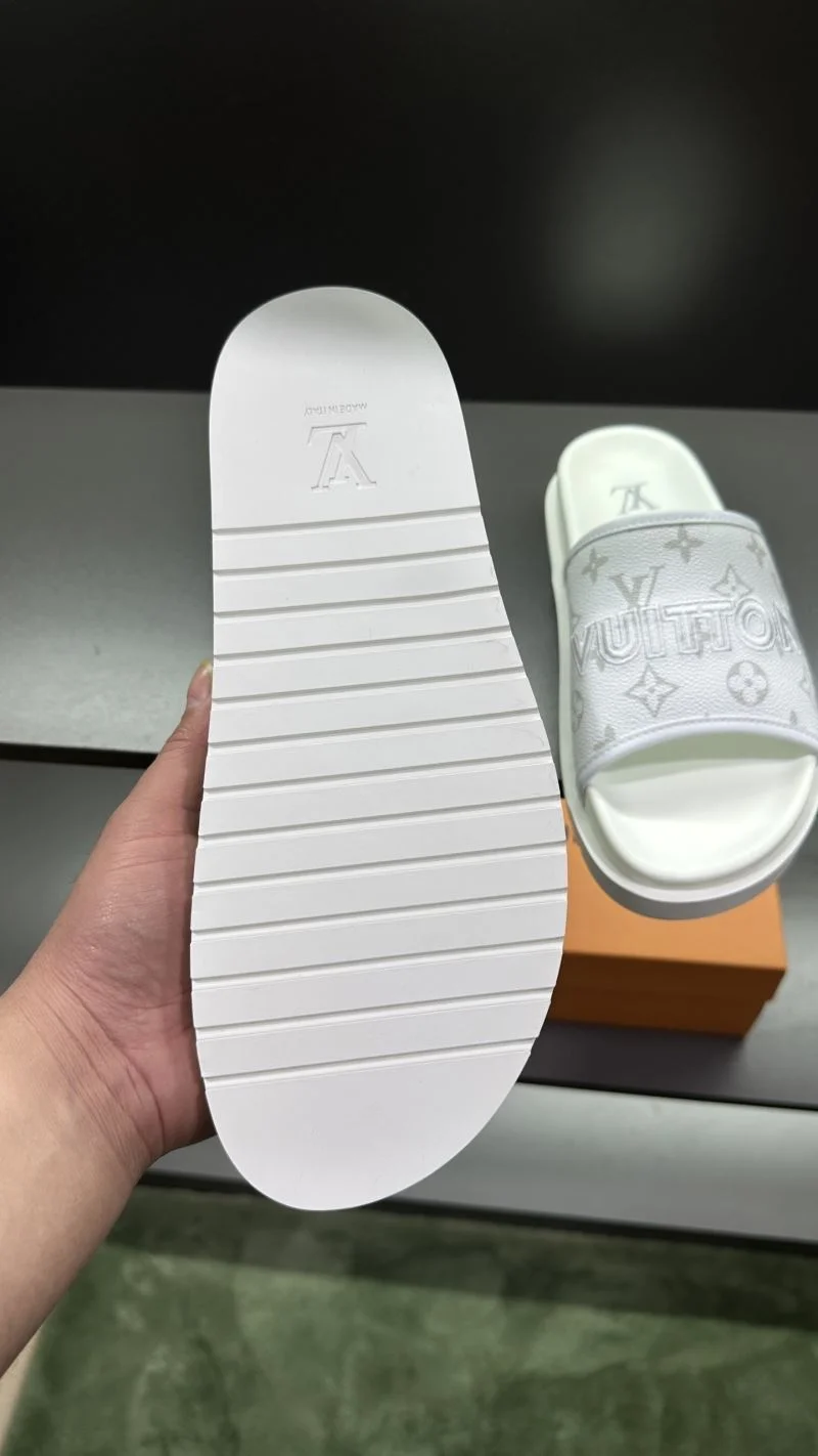 Bold Louis Vuitton Slippers 30571