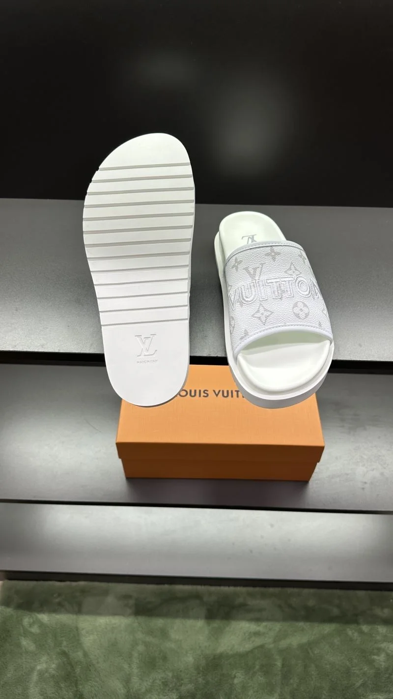 Bold Louis Vuitton Slippers 30571