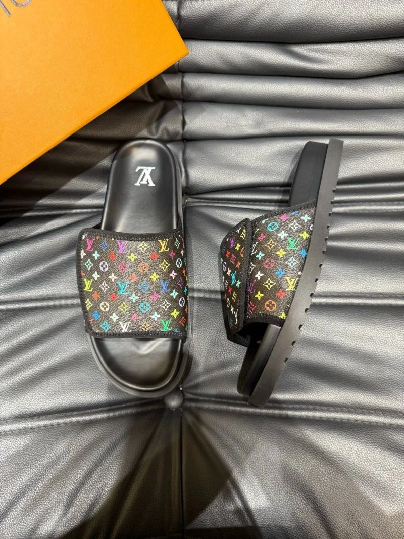Chic Louis Vuitton Slippers 30565