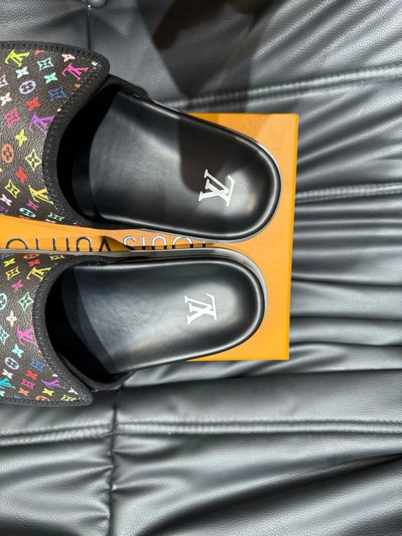 Chic Louis Vuitton Slippers 30565