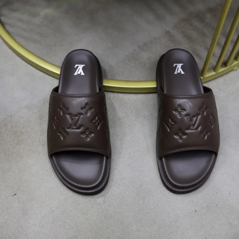 Neat Louis Vuitton Slippers 30540