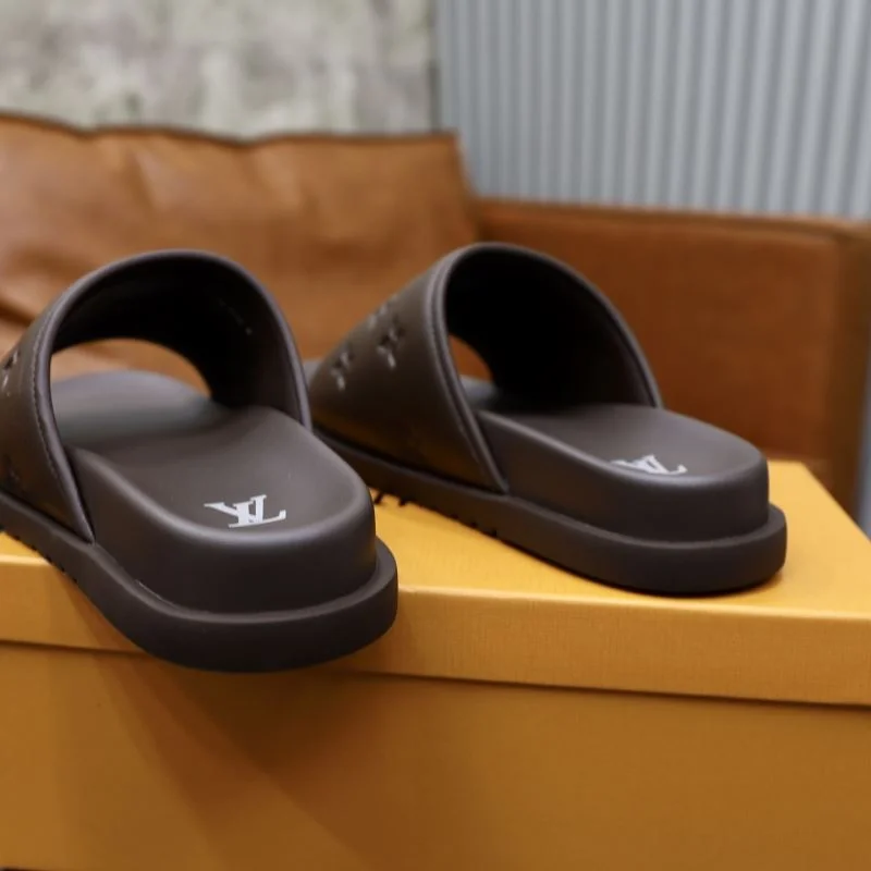 Neat Louis Vuitton Slippers 30540