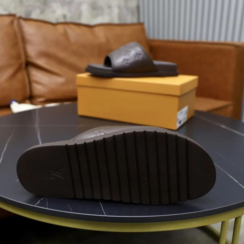 Neat Louis Vuitton Slippers 30540