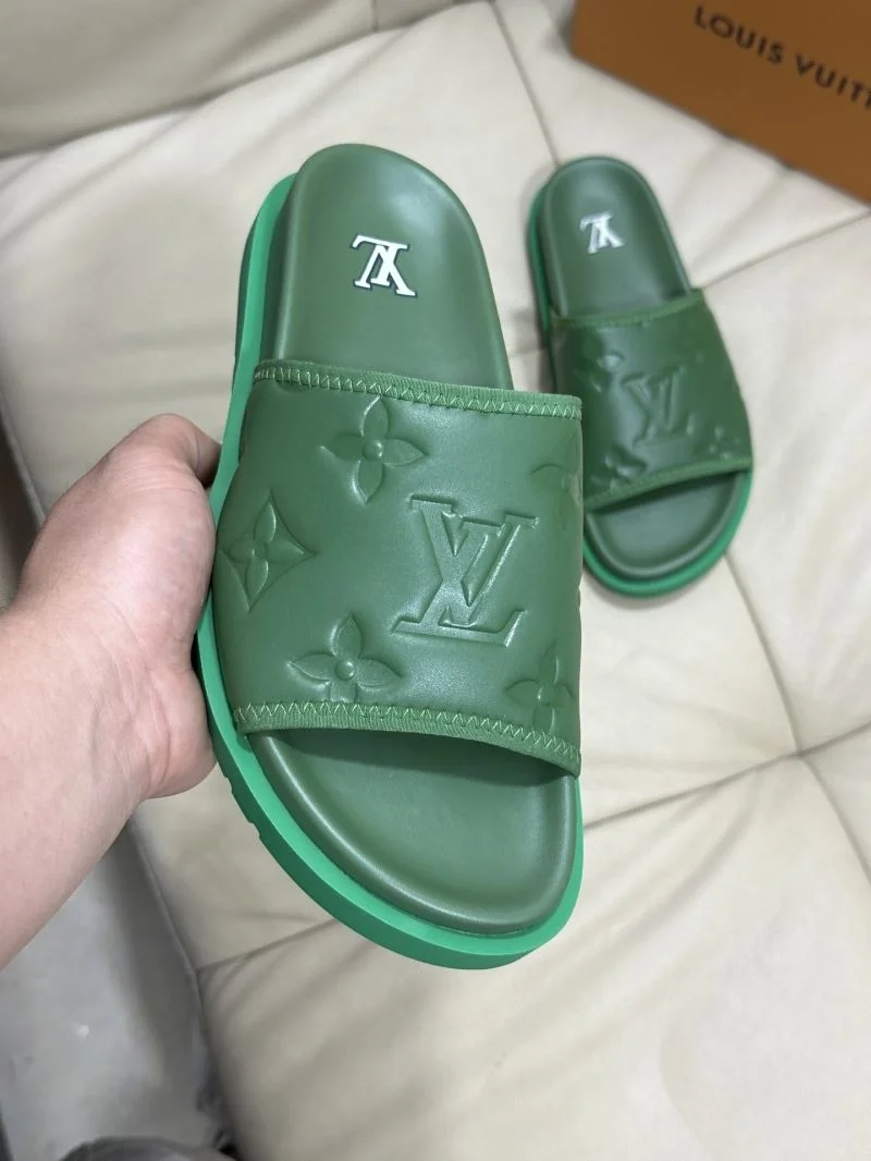 Bold Louis Vuitton Slippers 30531