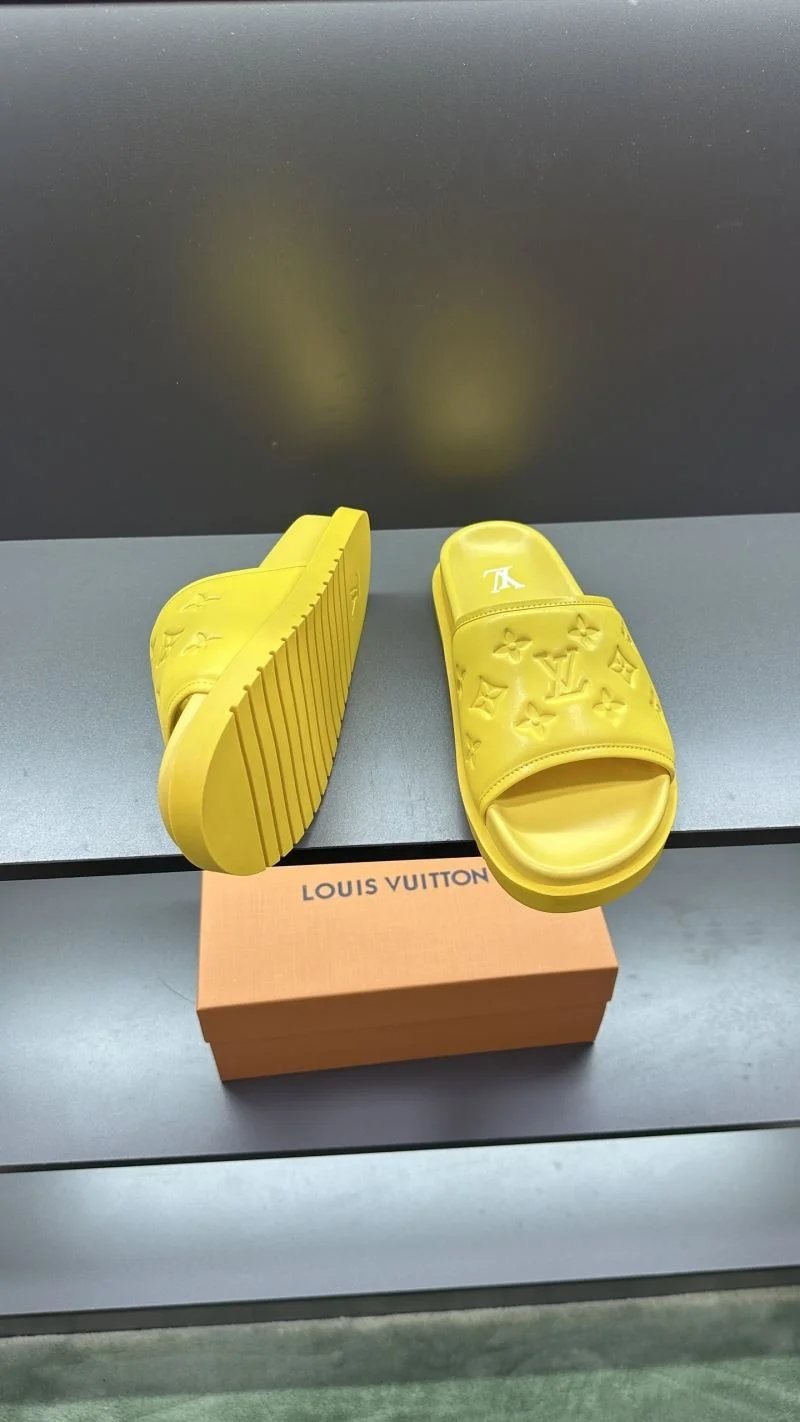 Functional Louis Vuitton Slippers 30493