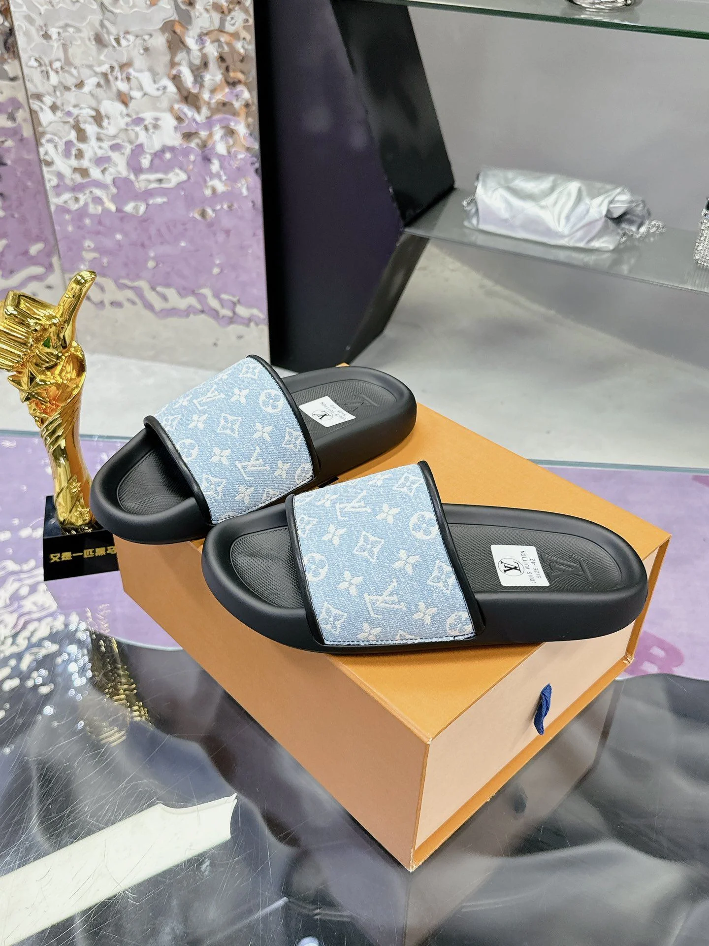 Sustainable Louis Vuitton Slippers 31594