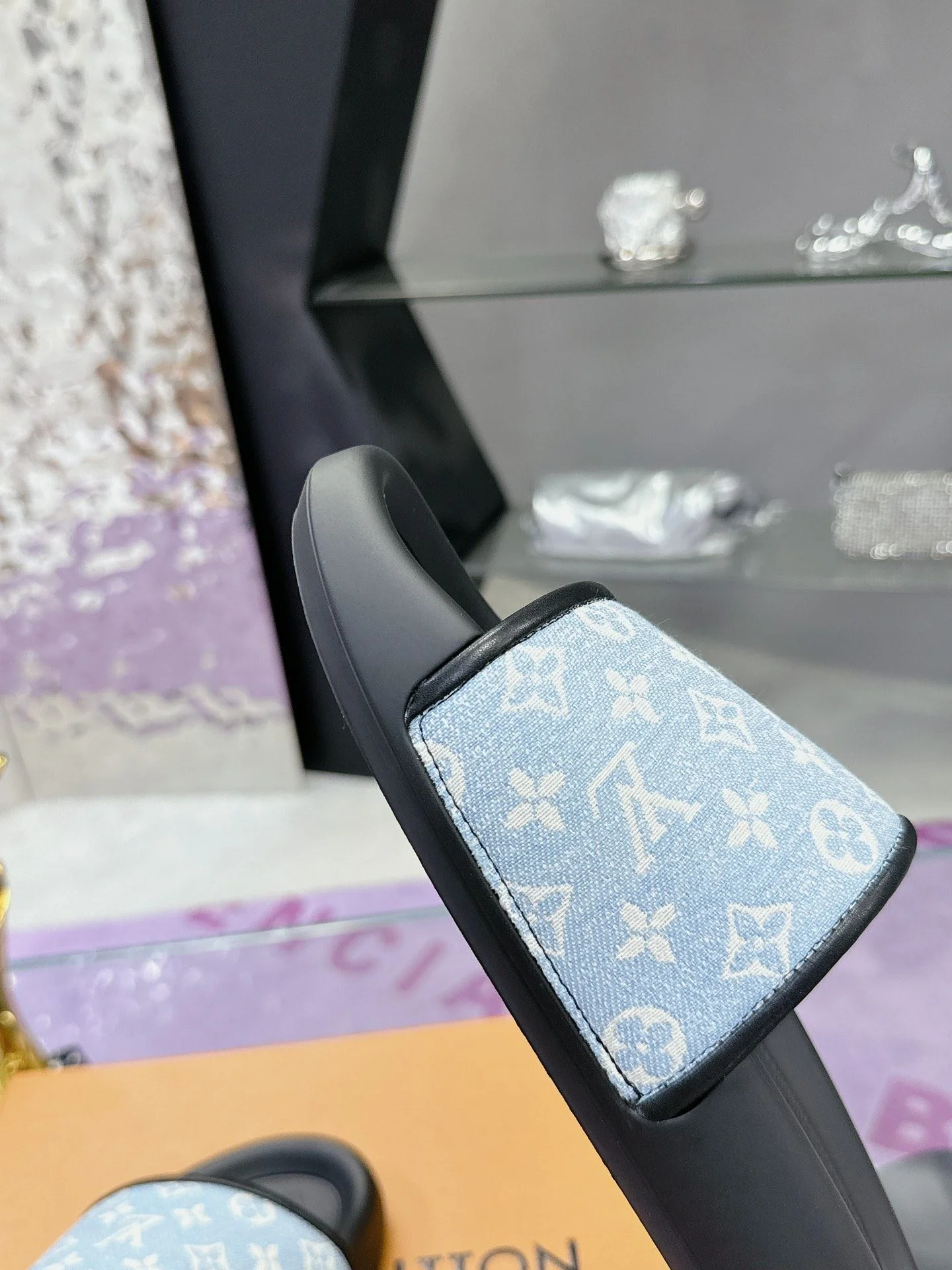 Sustainable Louis Vuitton Slippers 31594