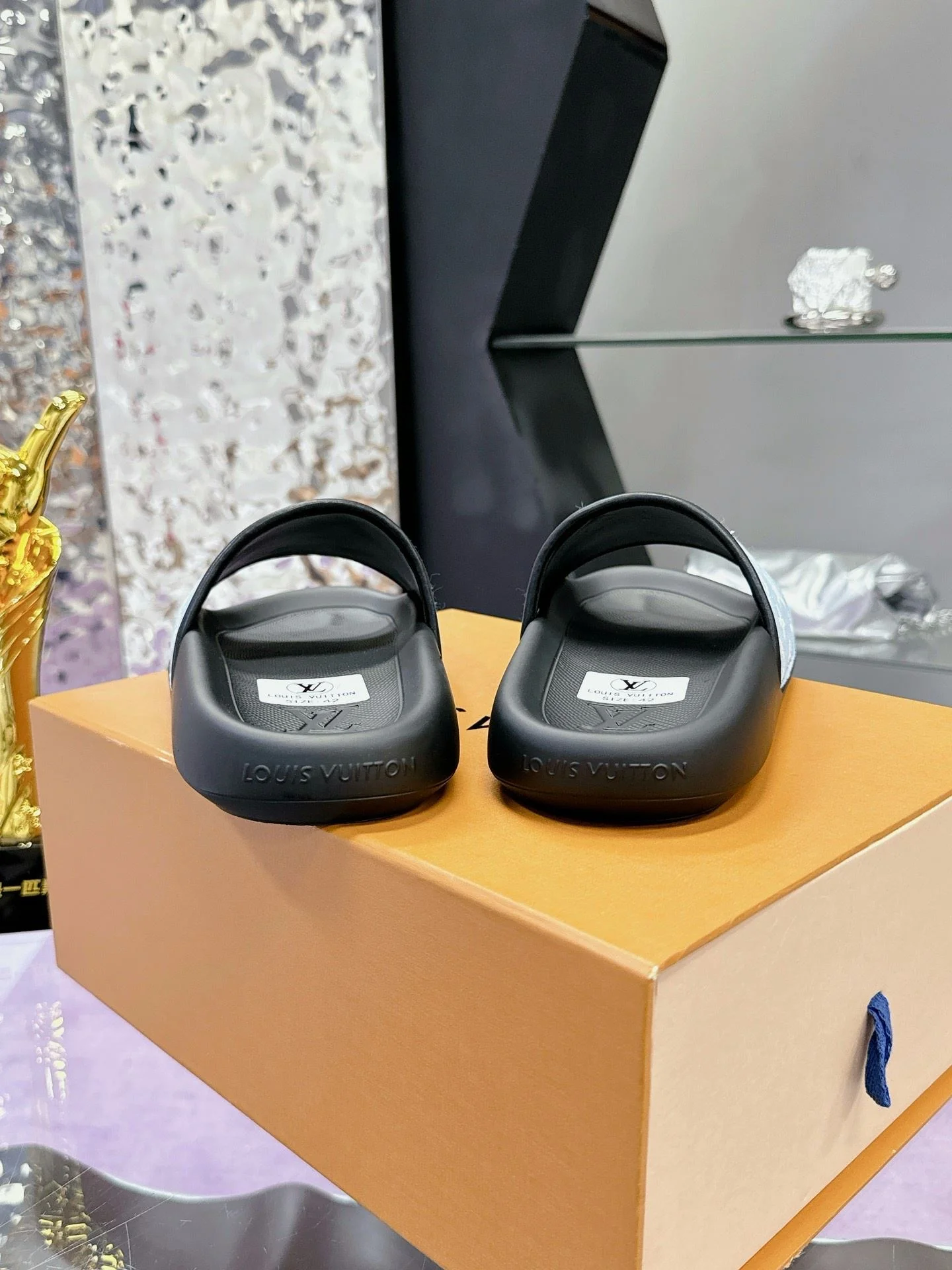 Sustainable Louis Vuitton Slippers 31594