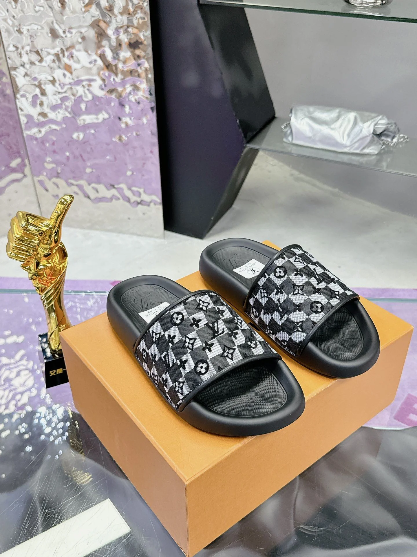Versatile Louis Vuitton Slippers 31592