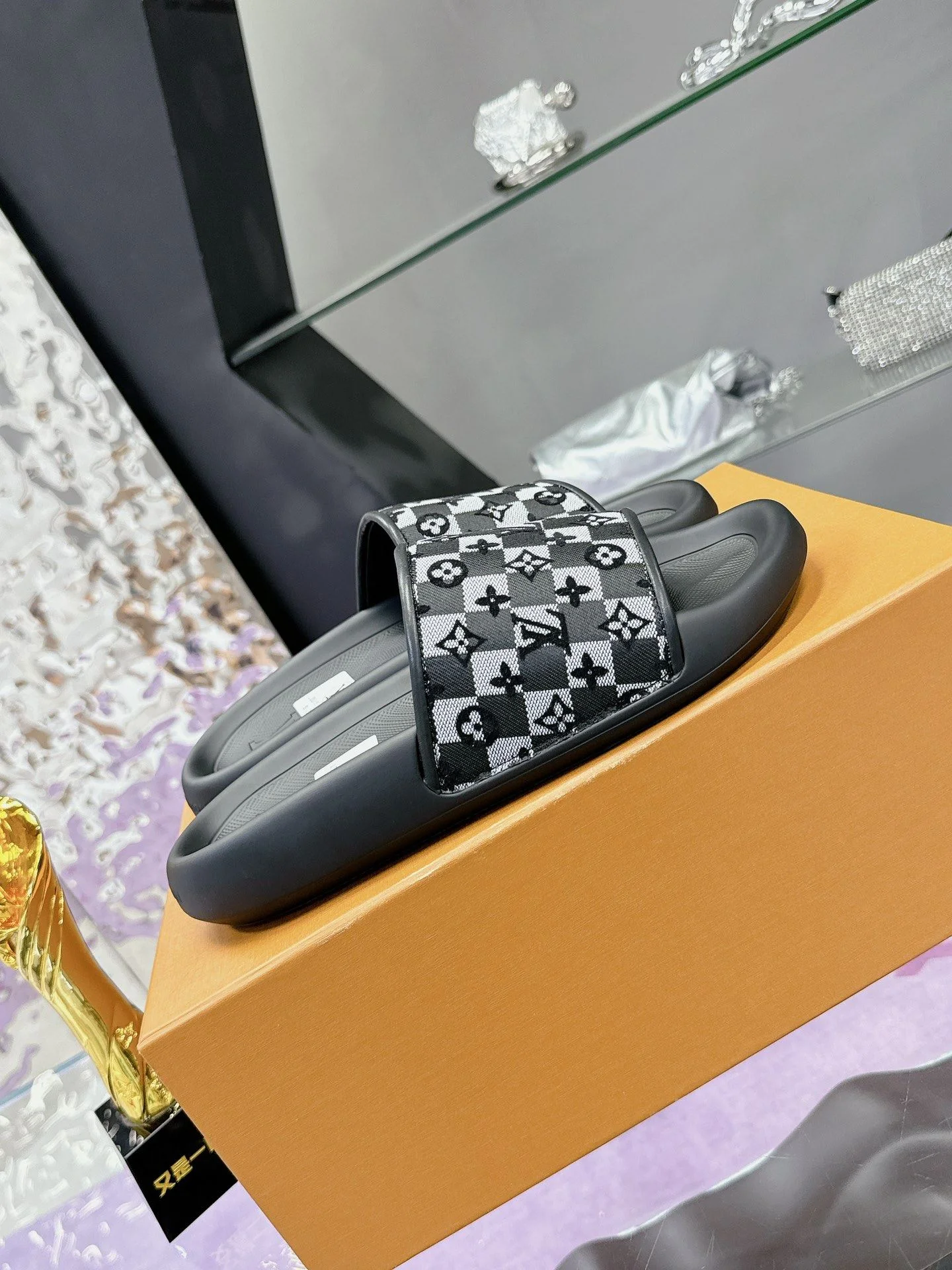 Versatile Louis Vuitton Slippers 31592