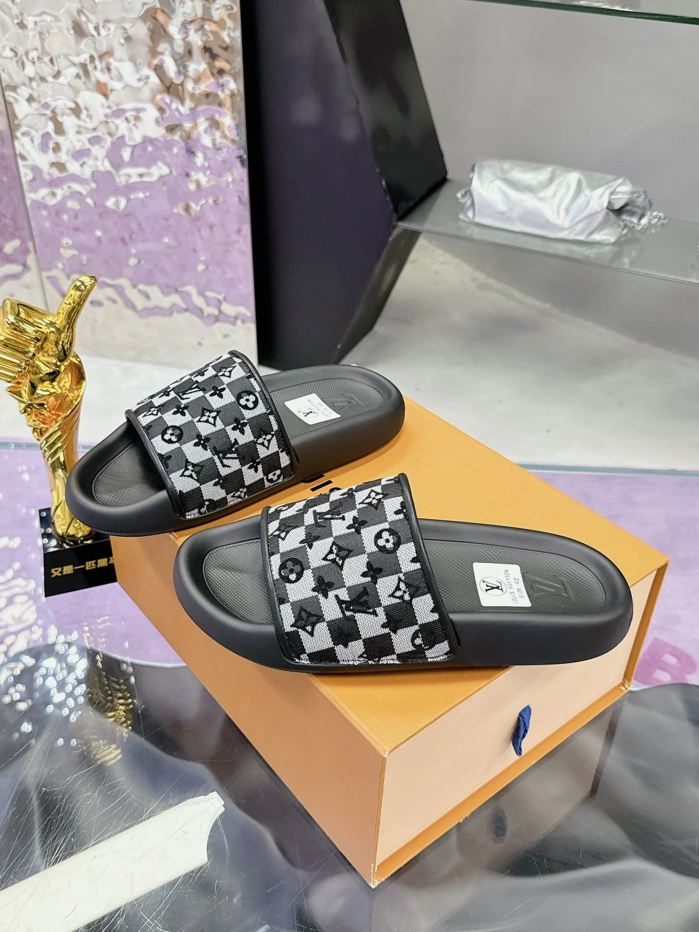 Versatile Louis Vuitton Slippers 31592