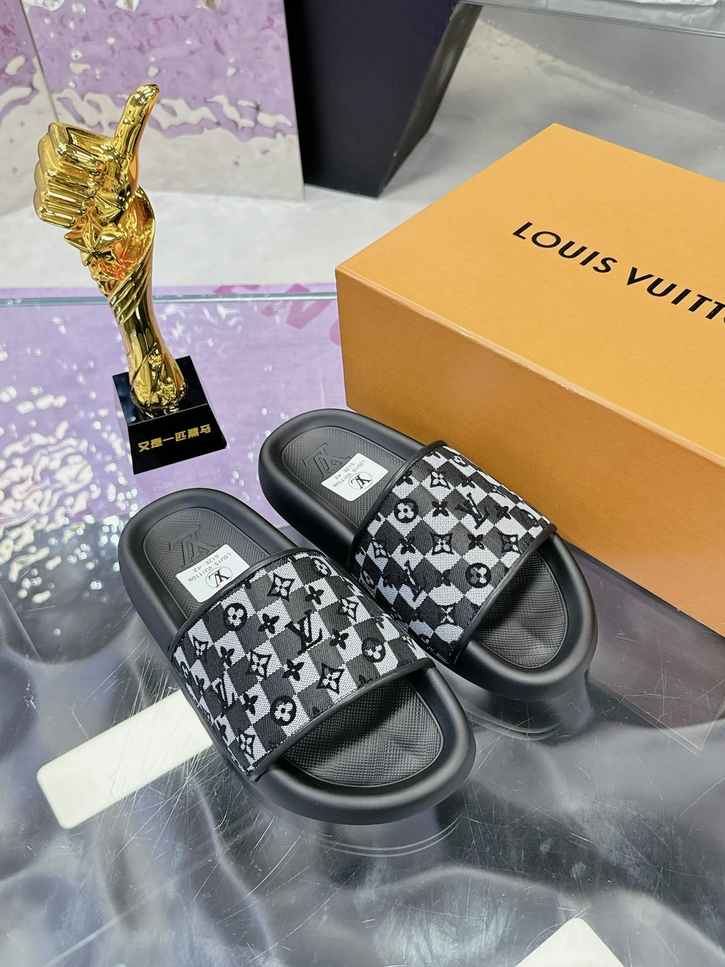 Versatile Louis Vuitton Slippers 31592