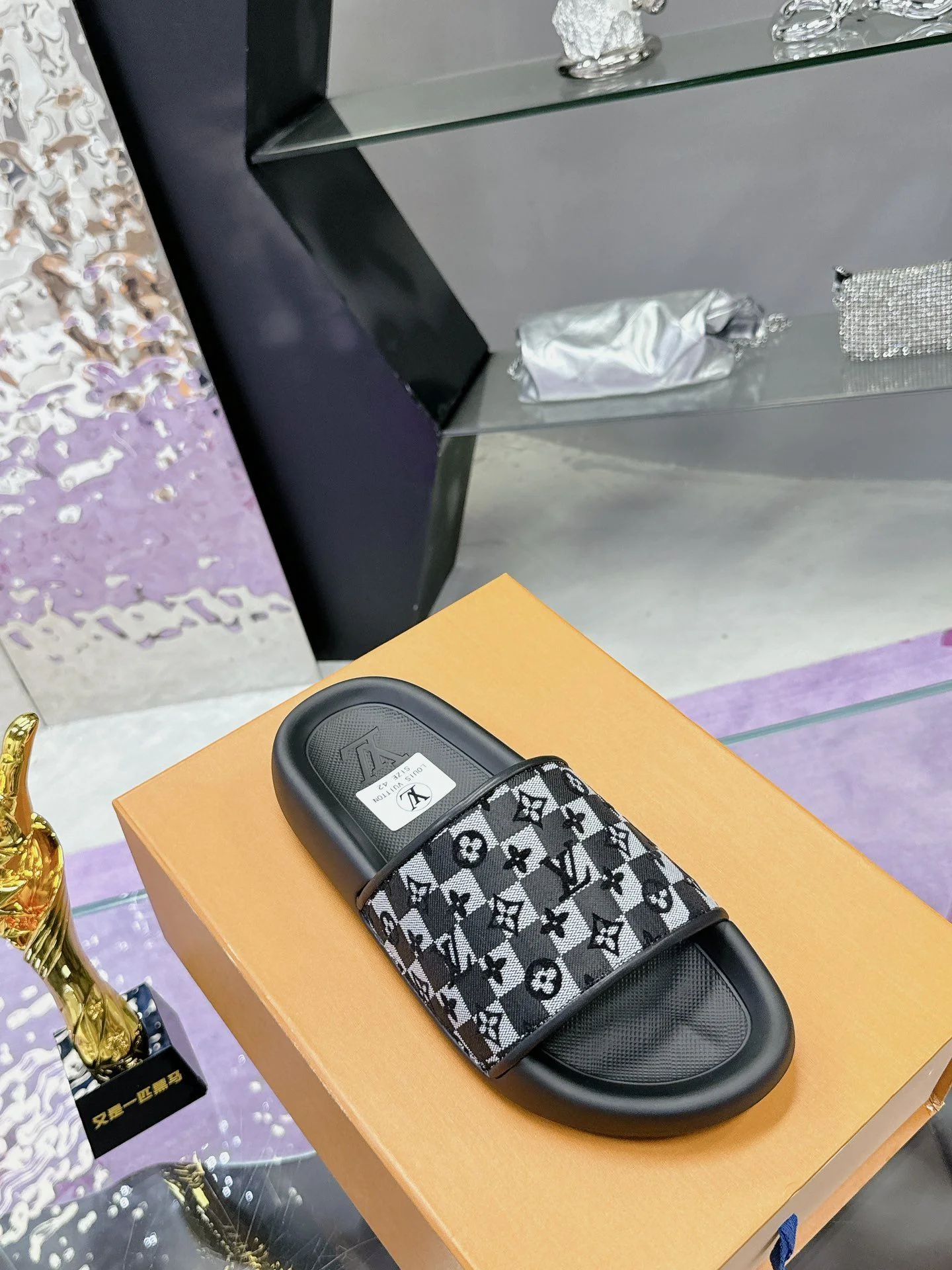 Versatile Louis Vuitton Slippers 31592