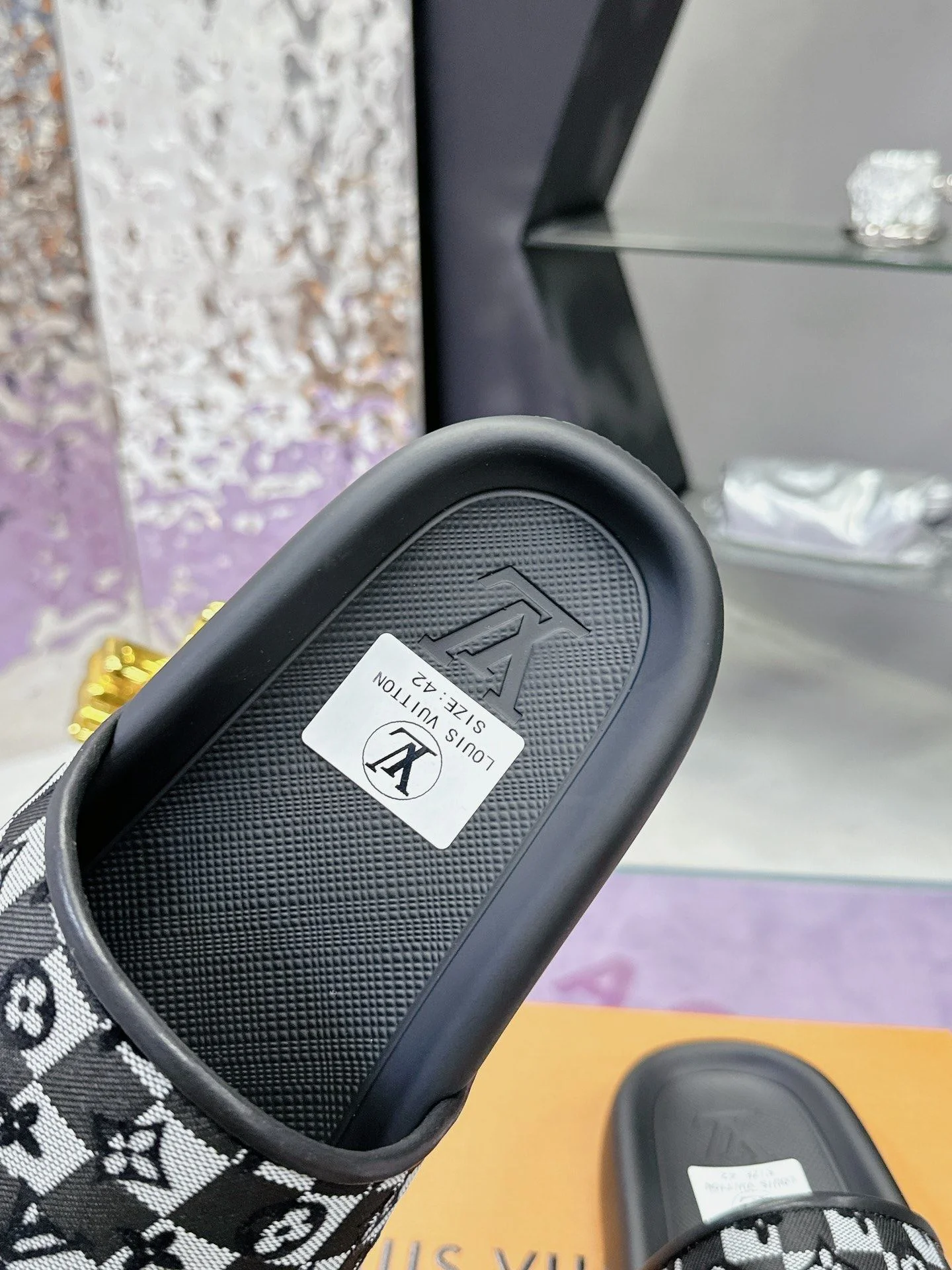 Versatile Louis Vuitton Slippers 31592
