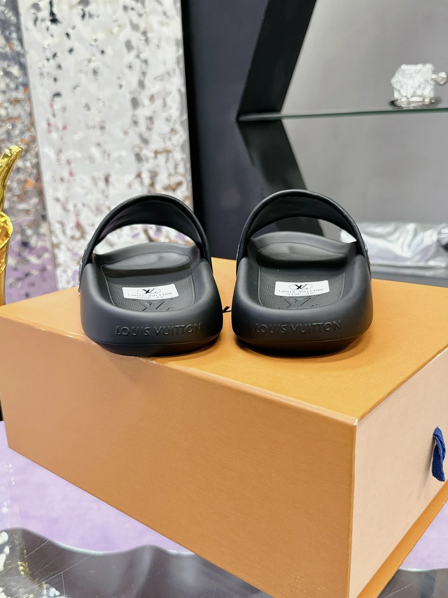 Versatile Louis Vuitton Slippers 31592