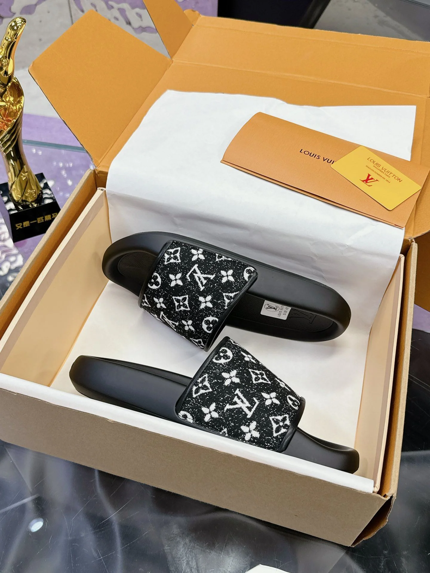 Sleek Louis Vuitton Slippers 31587