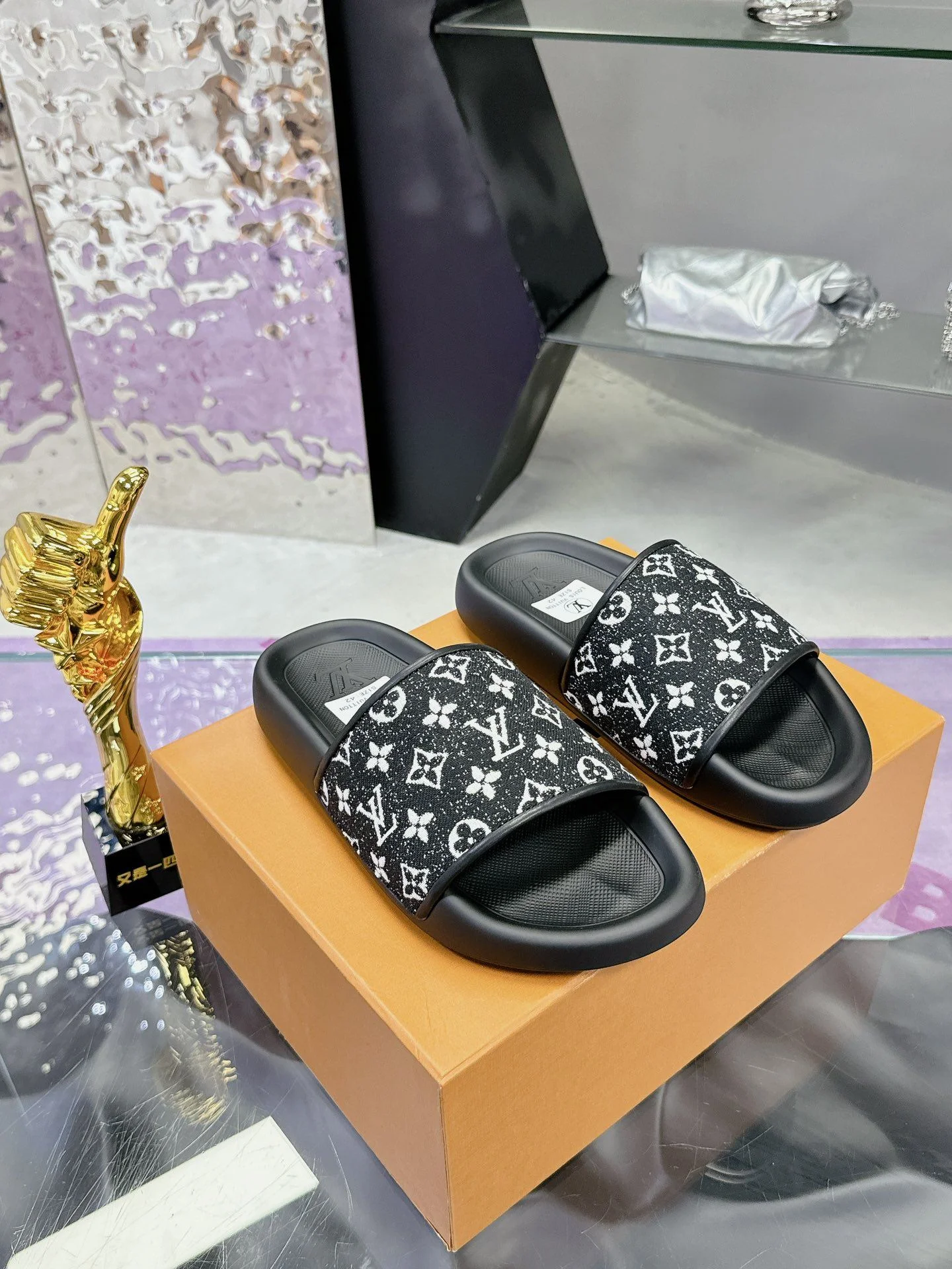 Sleek Louis Vuitton Slippers 31587