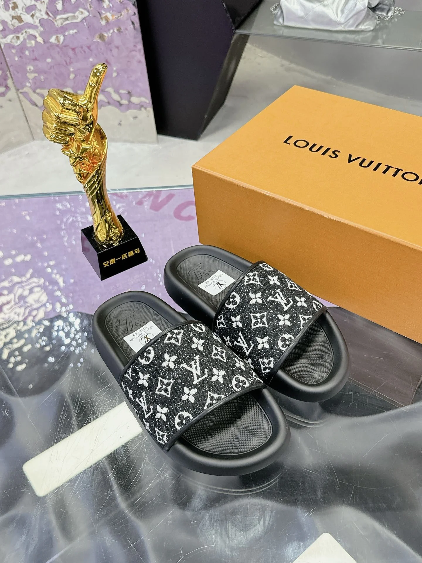 Sleek Louis Vuitton Slippers 31587