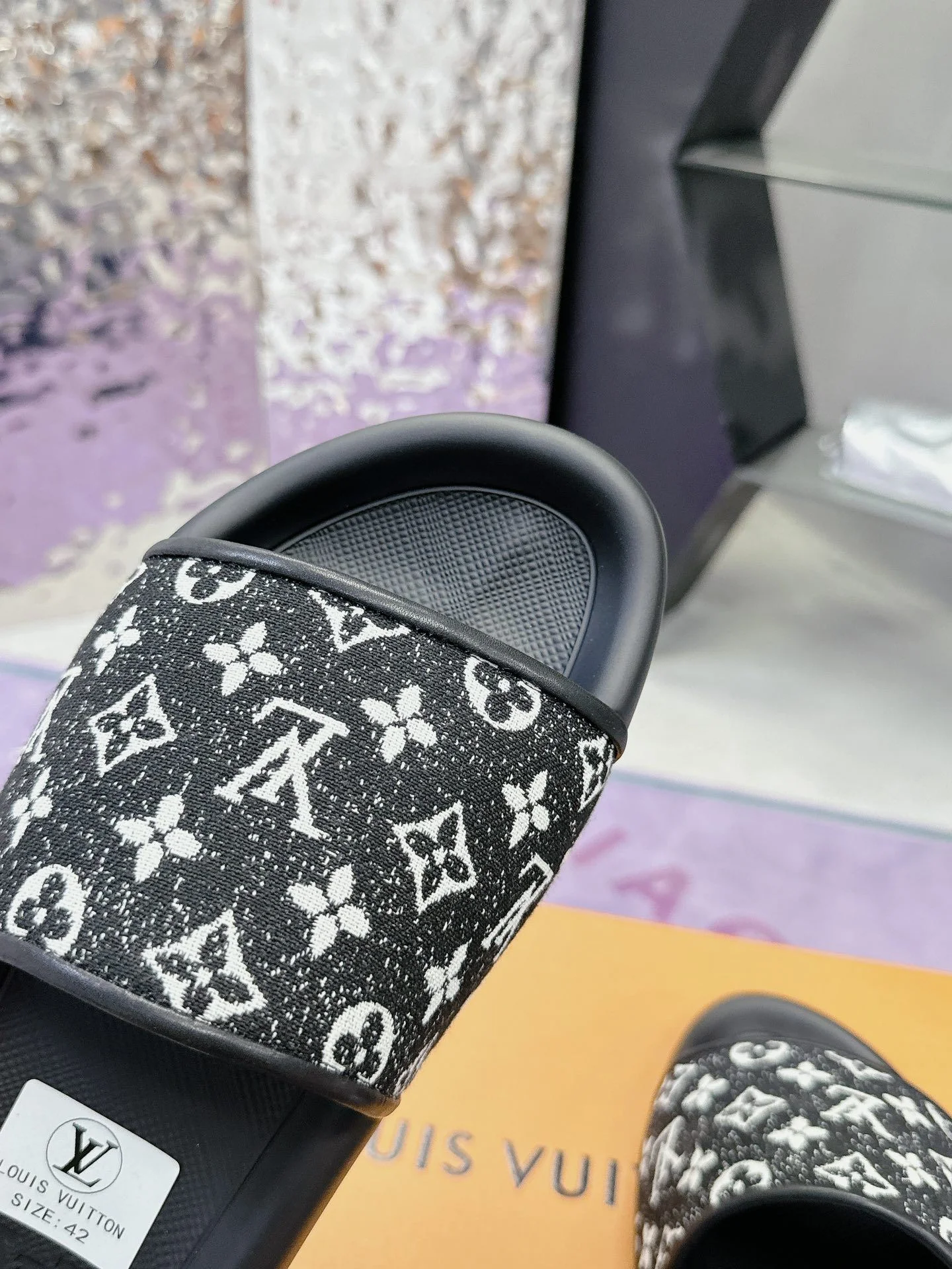Sleek Louis Vuitton Slippers 31587