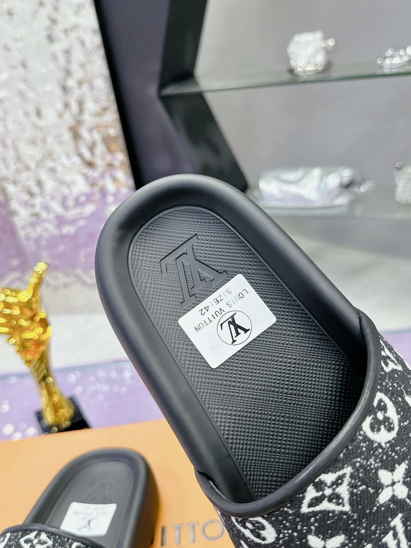 Sleek Louis Vuitton Slippers 31587