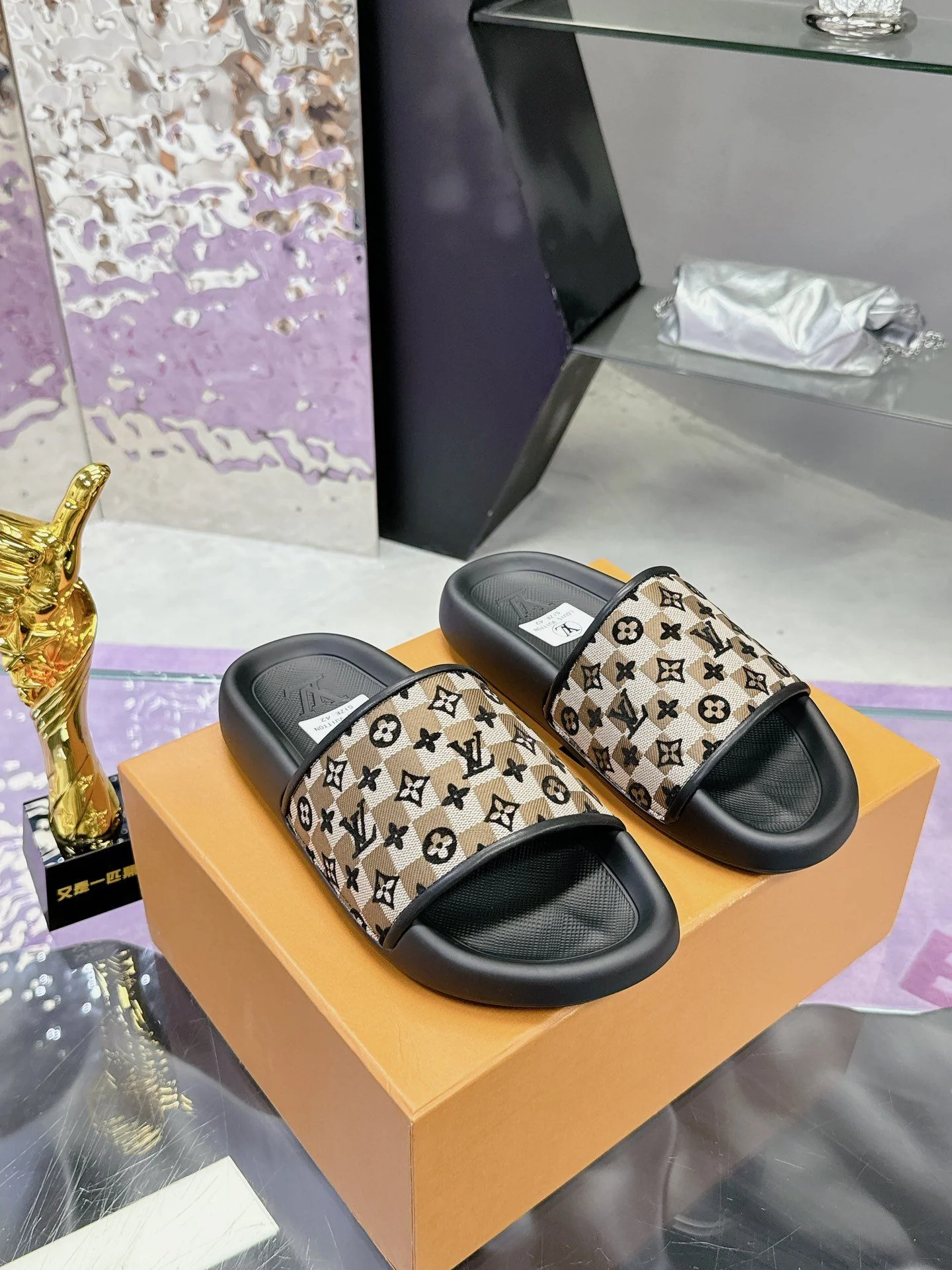 Louis Vuitton Slippers Trendy 31589