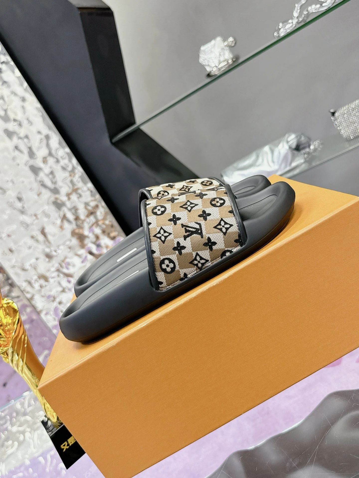 Louis Vuitton Slippers Trendy 31589