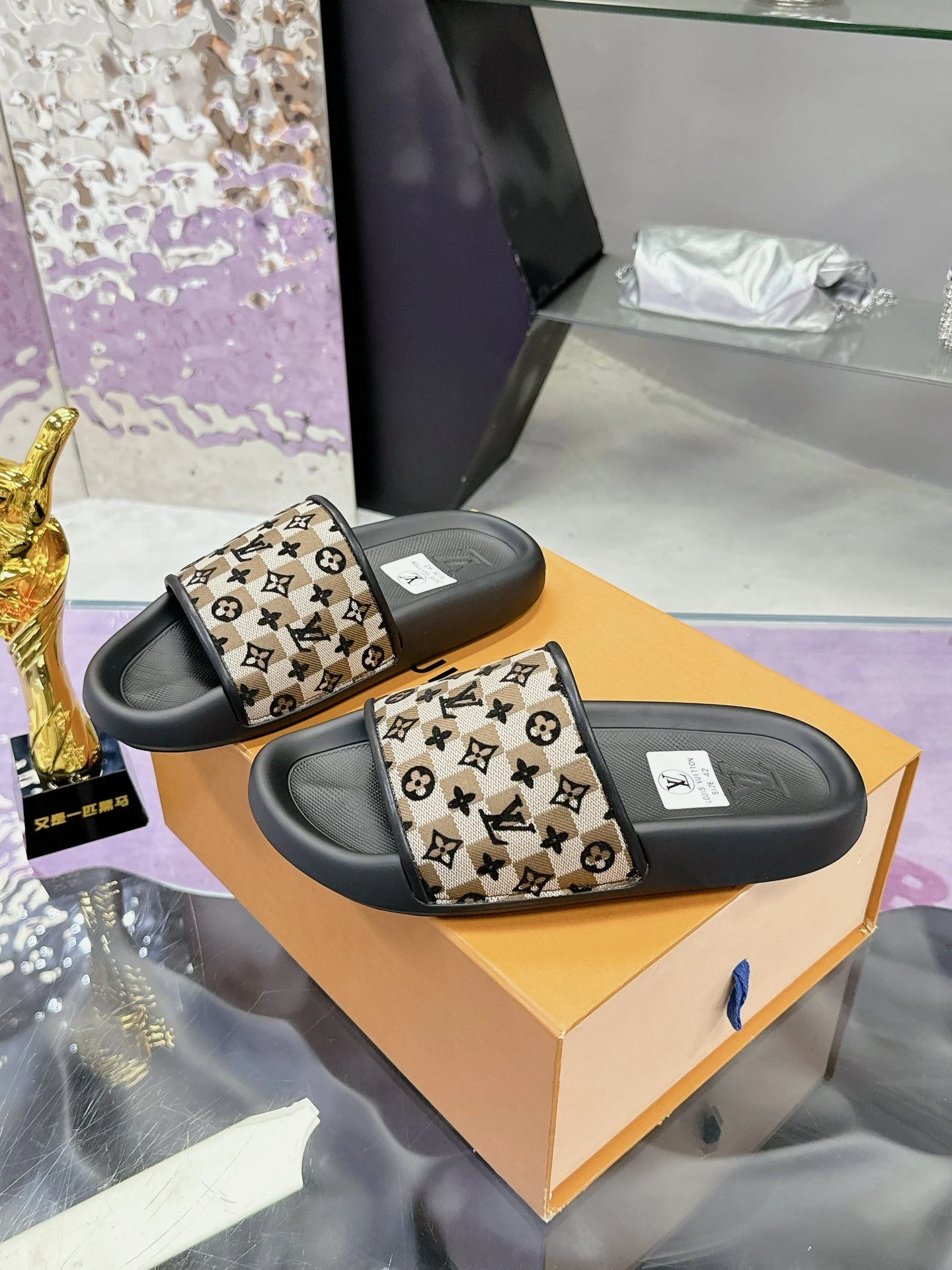 Louis Vuitton Slippers Trendy 31589