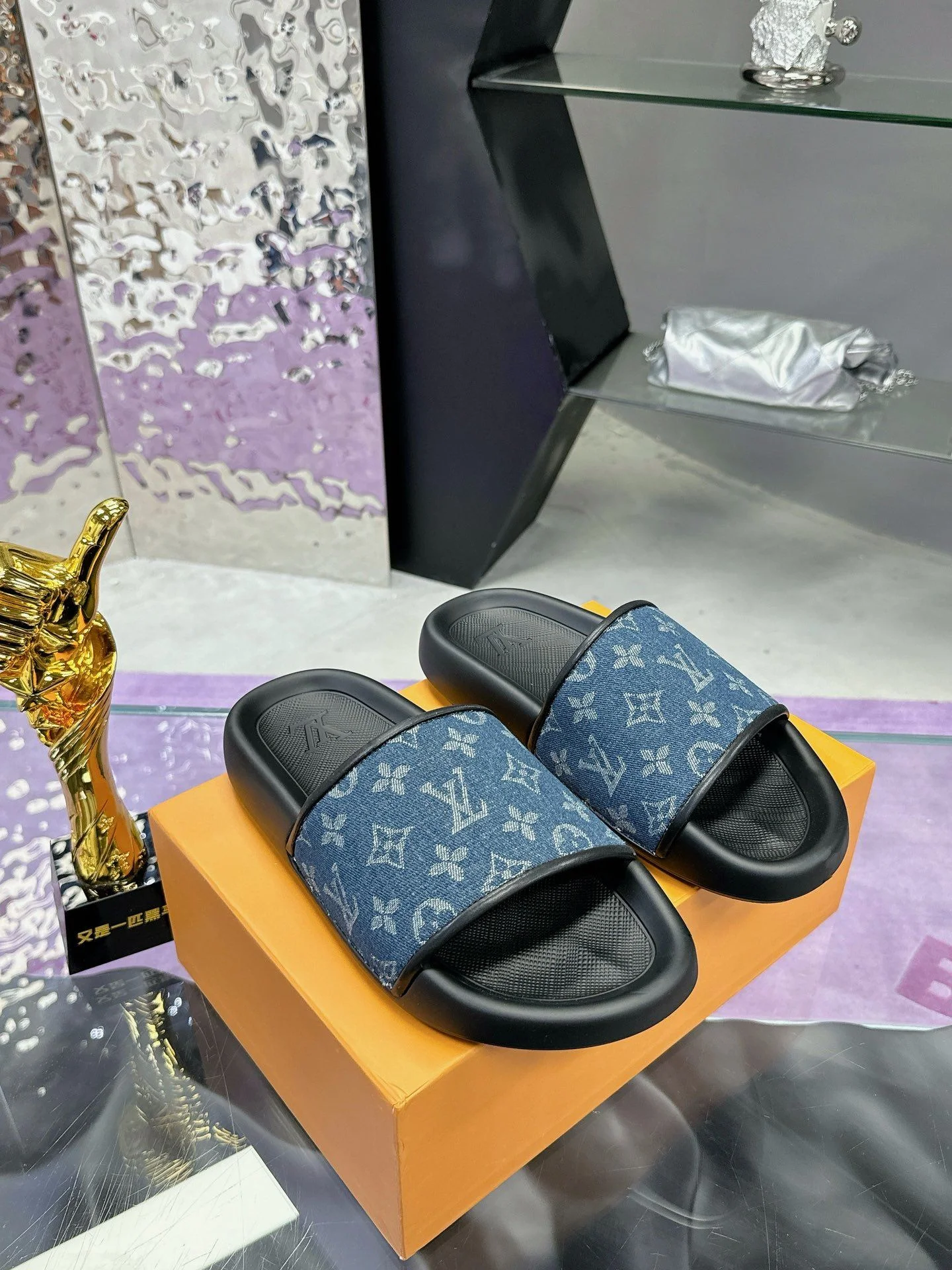 SoftTouch Louis Vuitton Slippers 31585