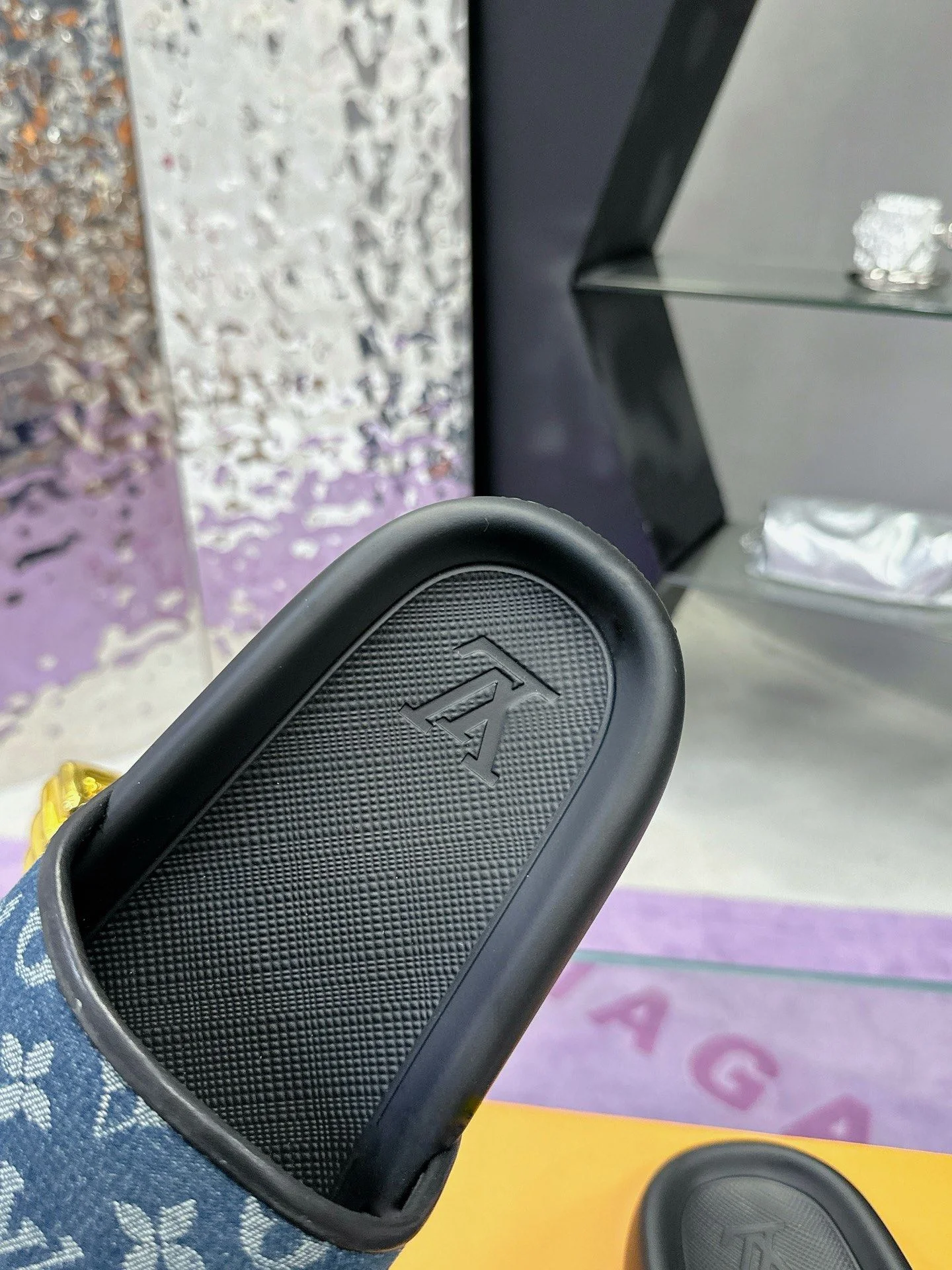 SoftTouch Louis Vuitton Slippers 31585