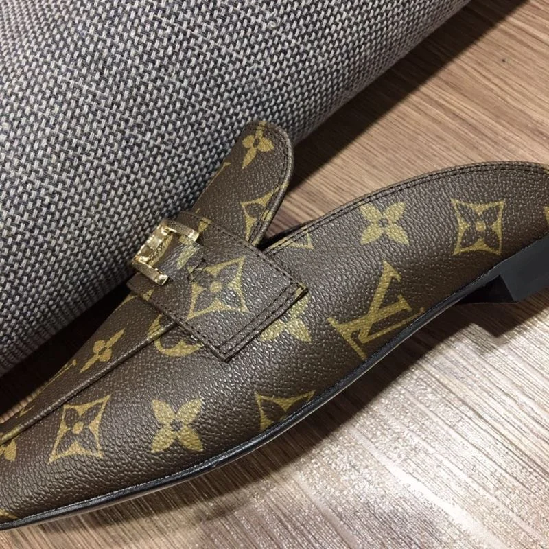 Compact Louis Vuitton Slippers 32217