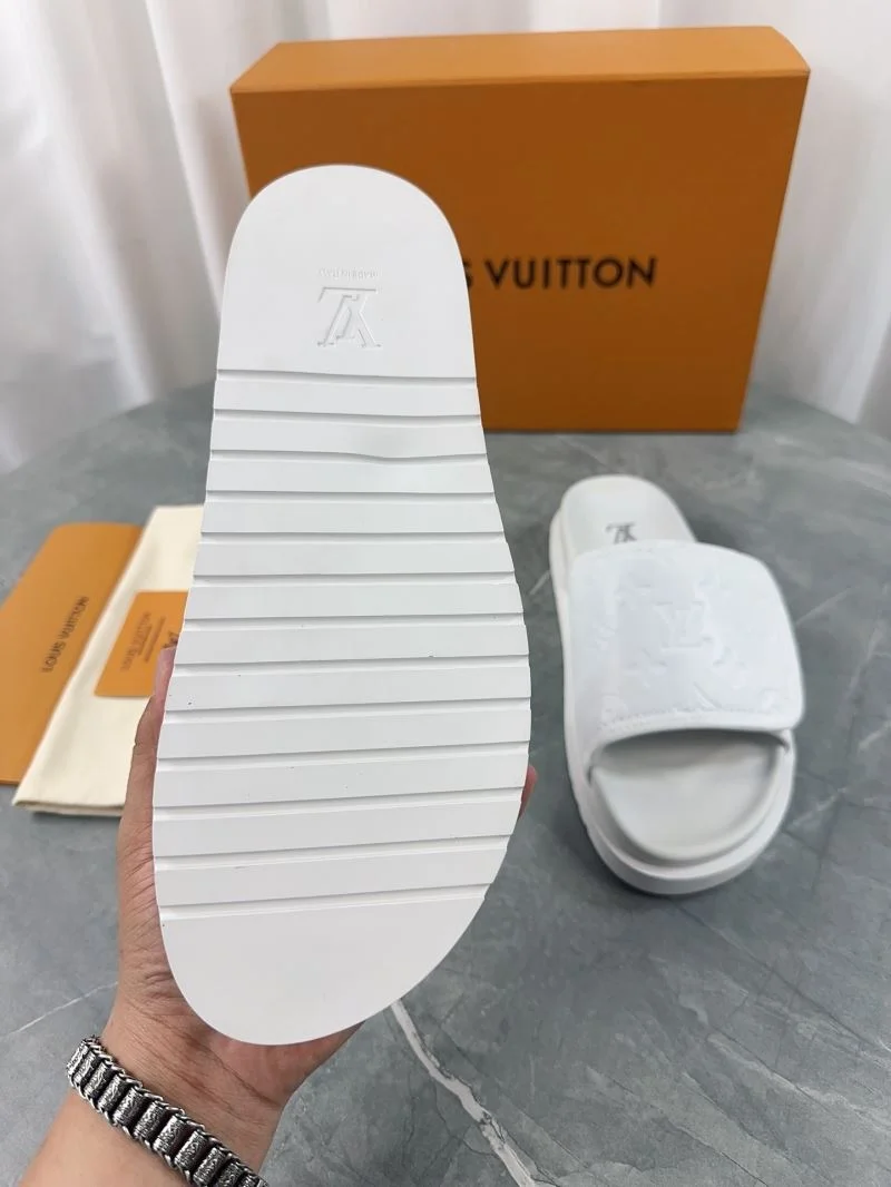 Cozy Louis Vuitton Slippers 32179