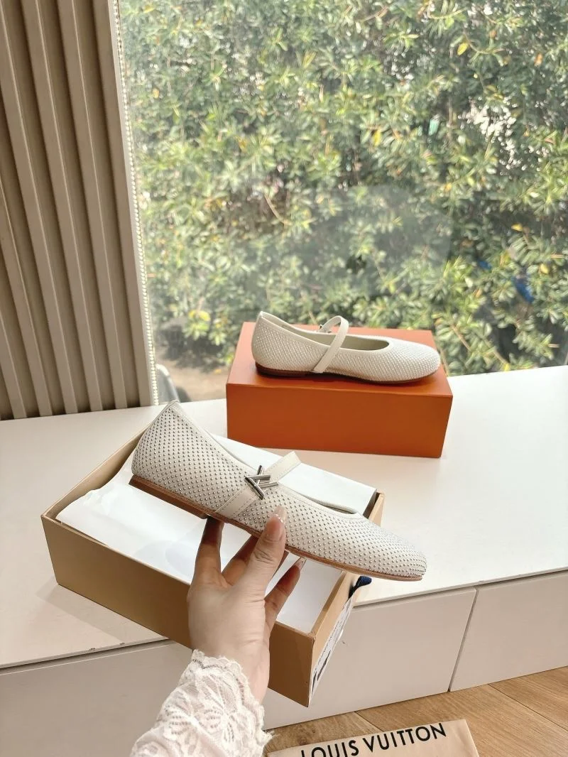 Compact Louis Vuitton Slippers 31789