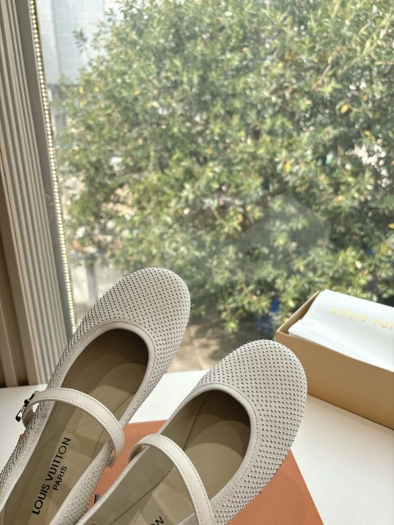 Compact Louis Vuitton Slippers 31789