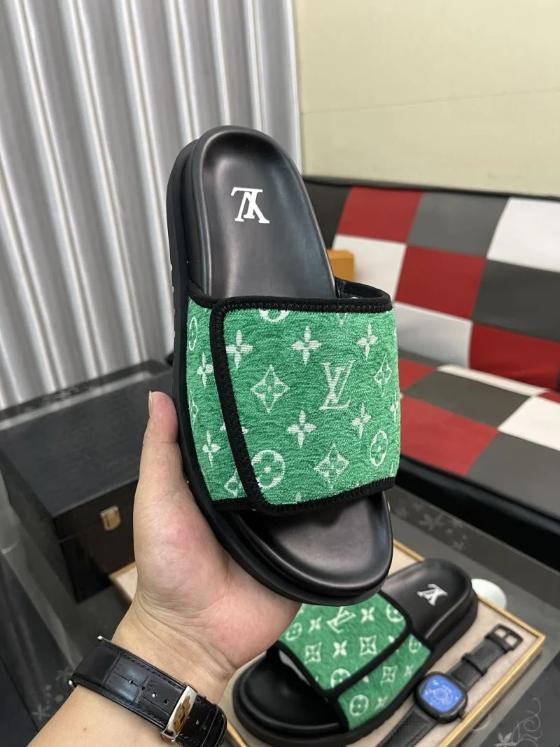 Bold Louis Vuitton Slippers 32609