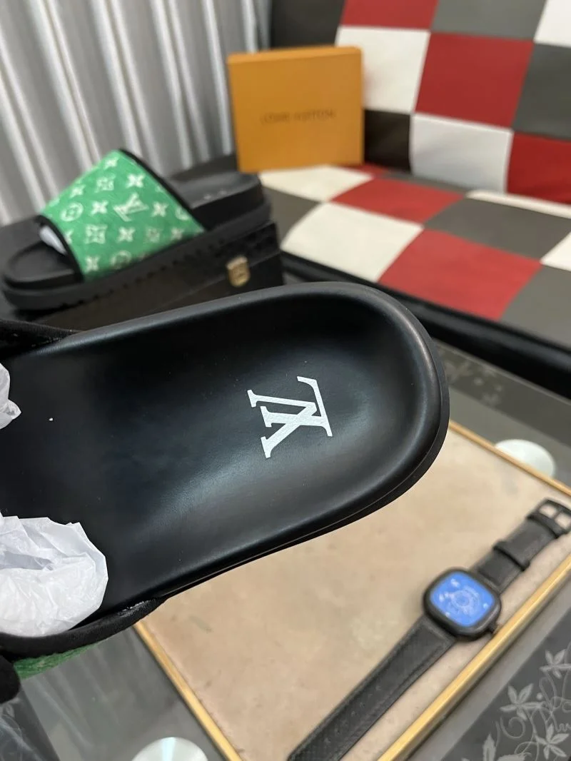 Bold Louis Vuitton Slippers 32609