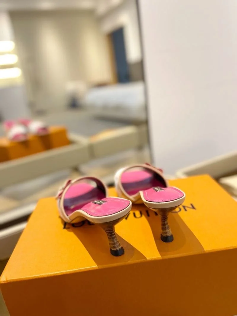 Bright Louis Vuitton Slippers 33278