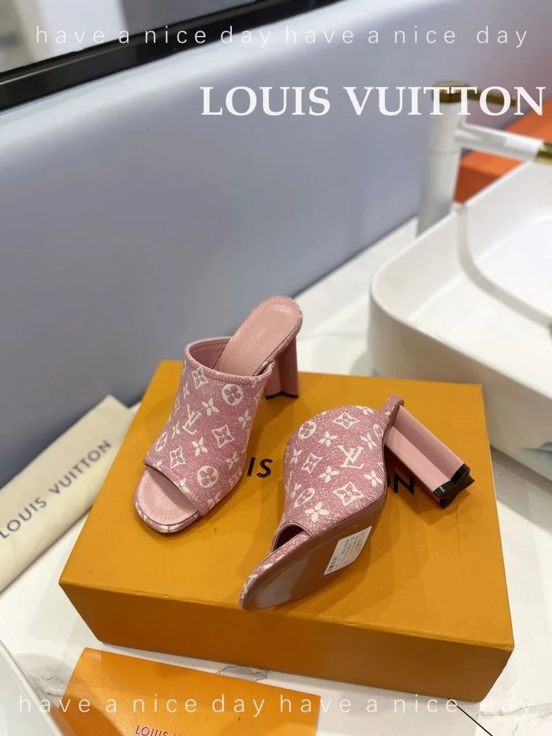 Bright Louis Vuitton Slippers 33264