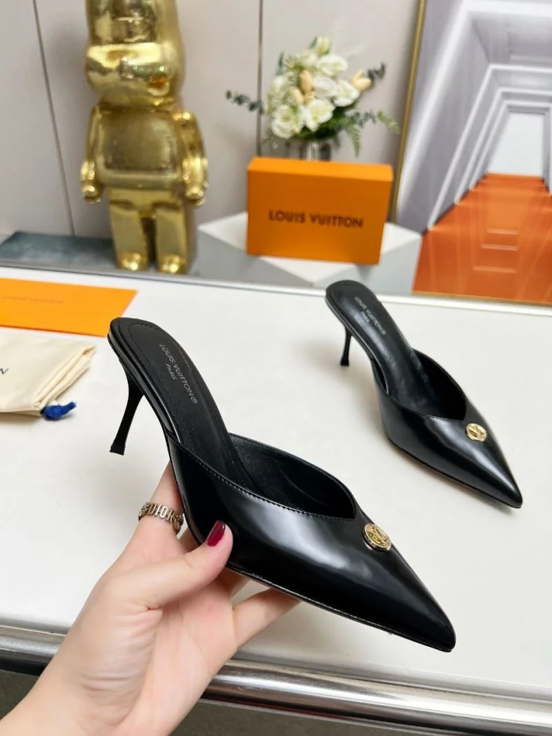Sleek Louis Vuitton Slippers 33251