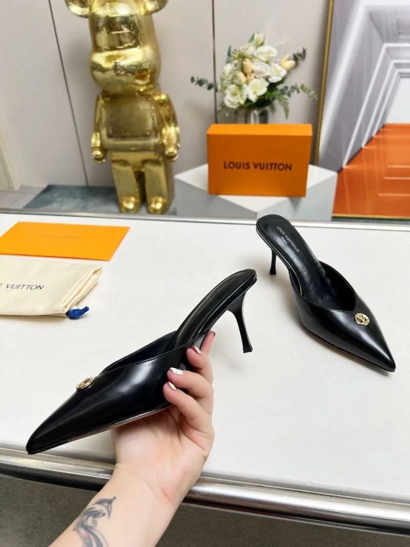 Sleek Louis Vuitton Slippers 33251