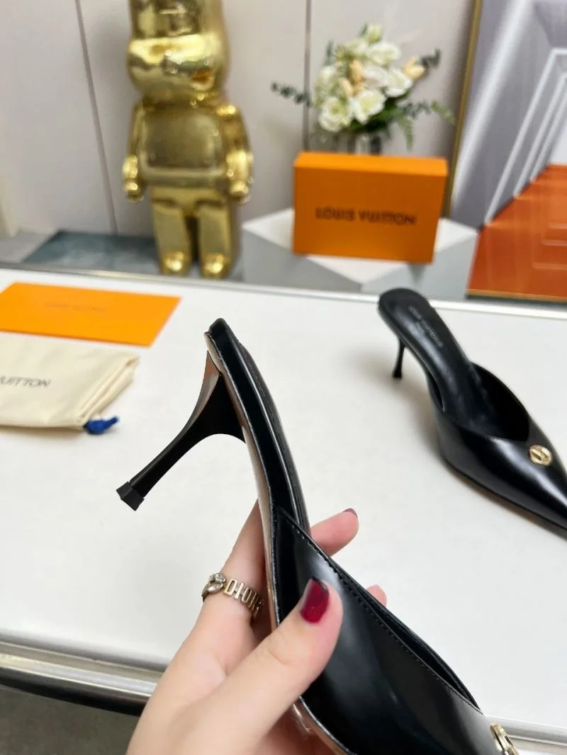 Sleek Louis Vuitton Slippers 33251