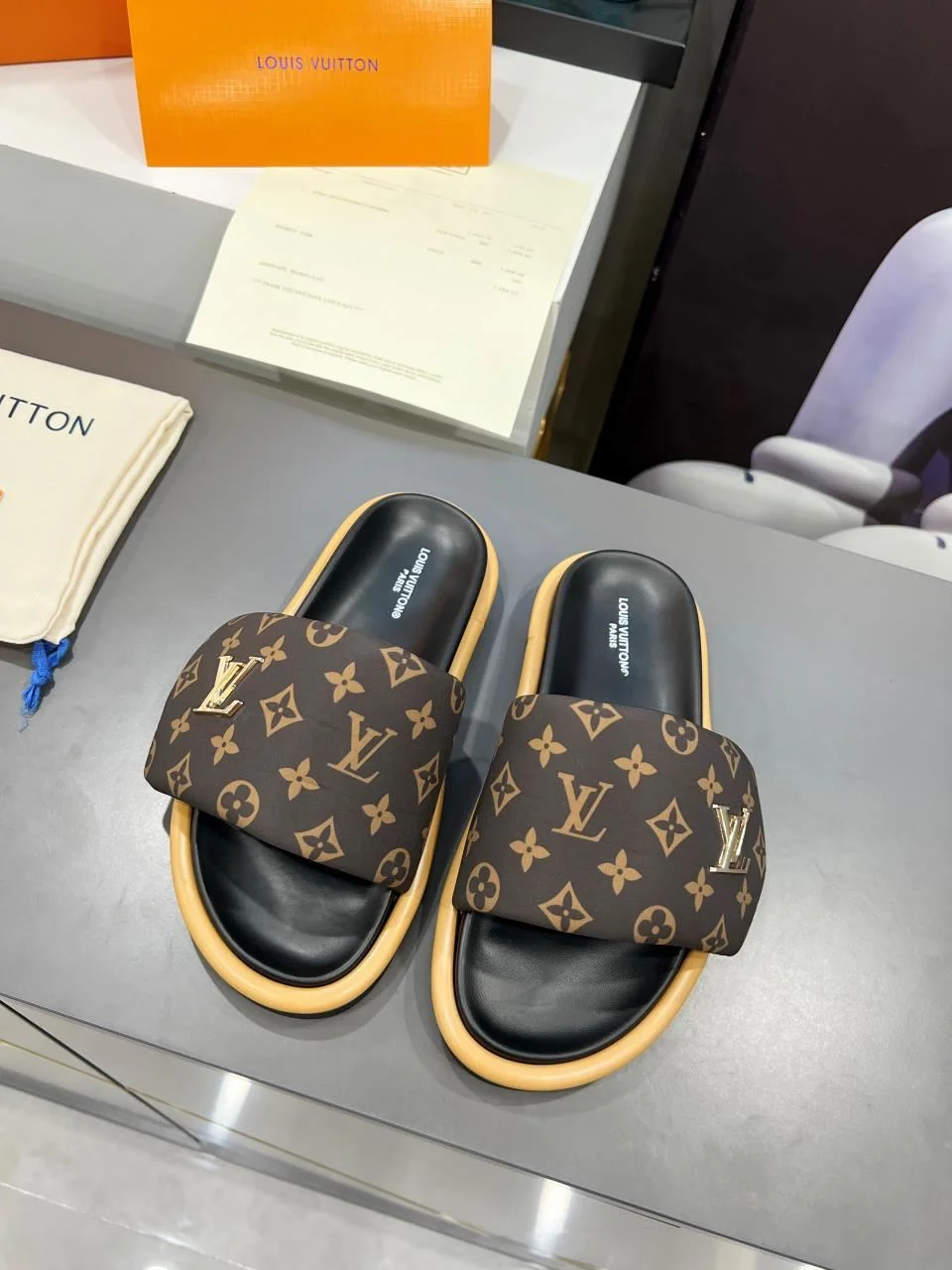 Louis Vuitton Slippers Practical 31138