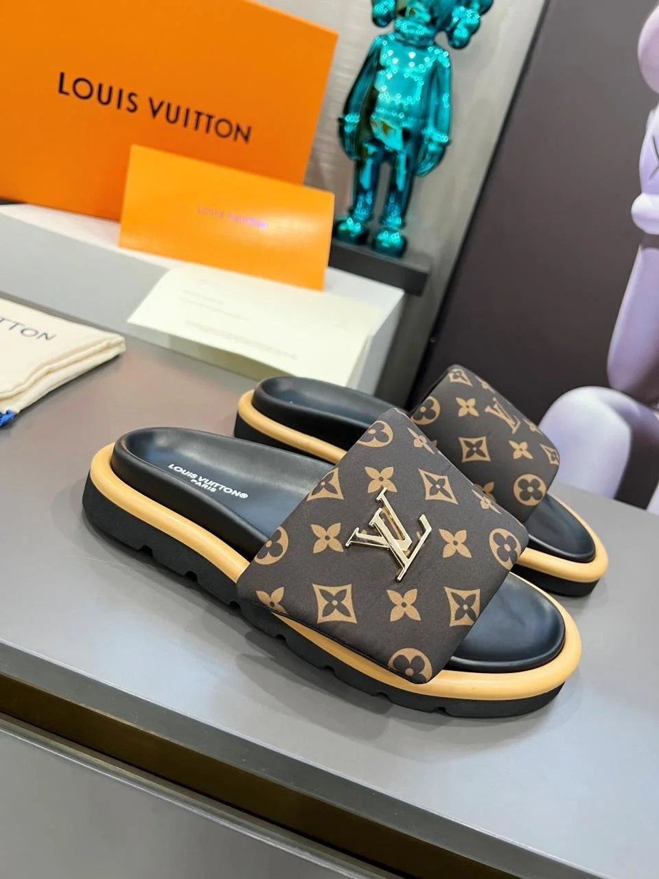 Louis Vuitton Slippers Practical 31138