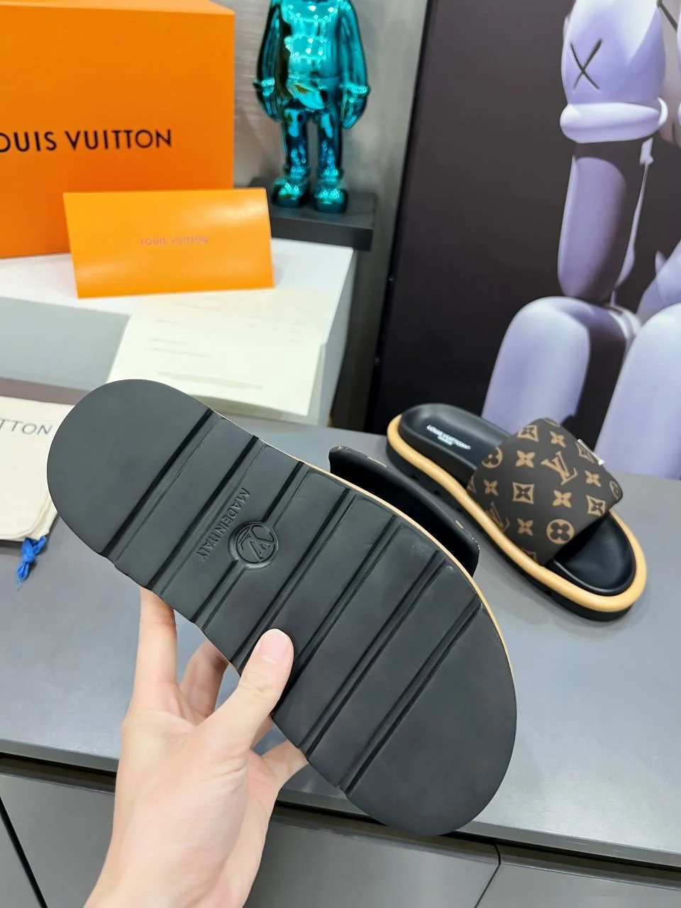 Louis Vuitton Slippers Practical 31138