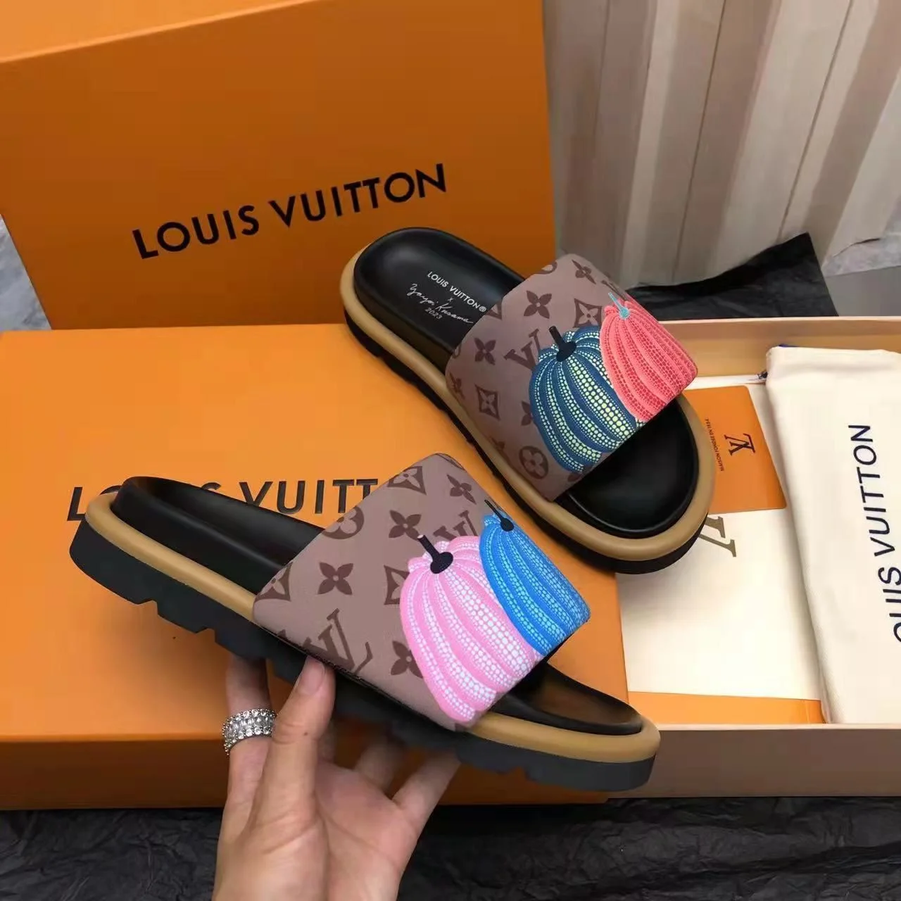 Louis Vuitton Slippers Unisex 31128