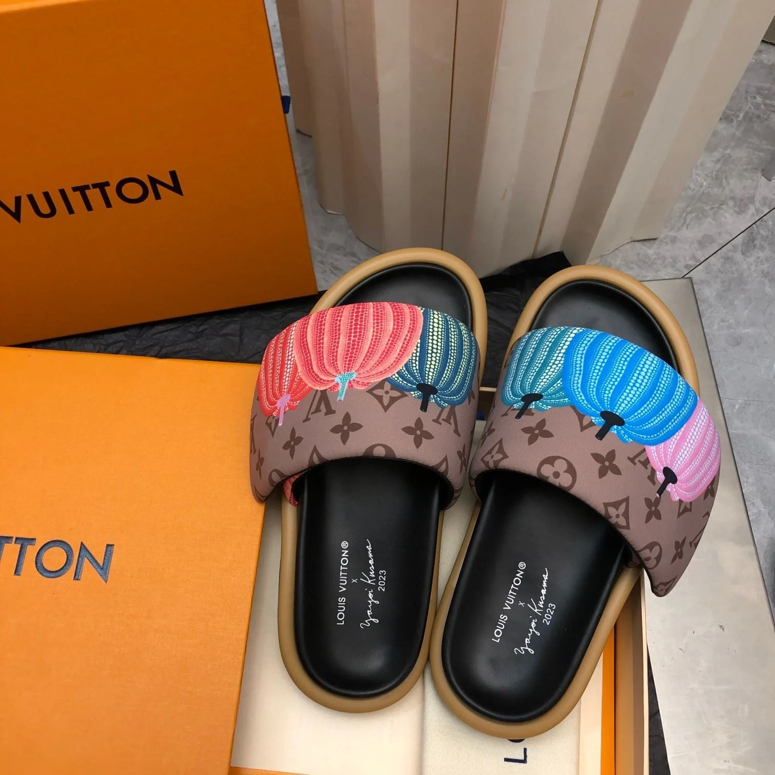 Louis Vuitton Slippers Unisex 31128