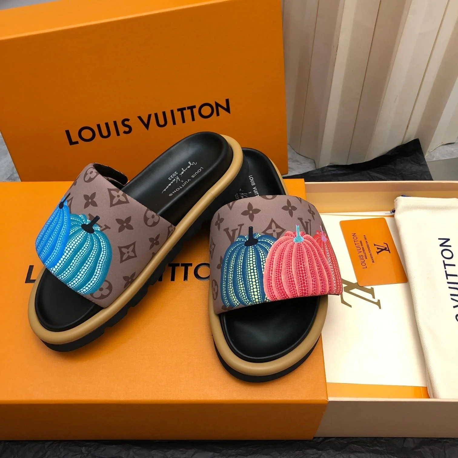 Louis Vuitton Slippers Unisex 31128