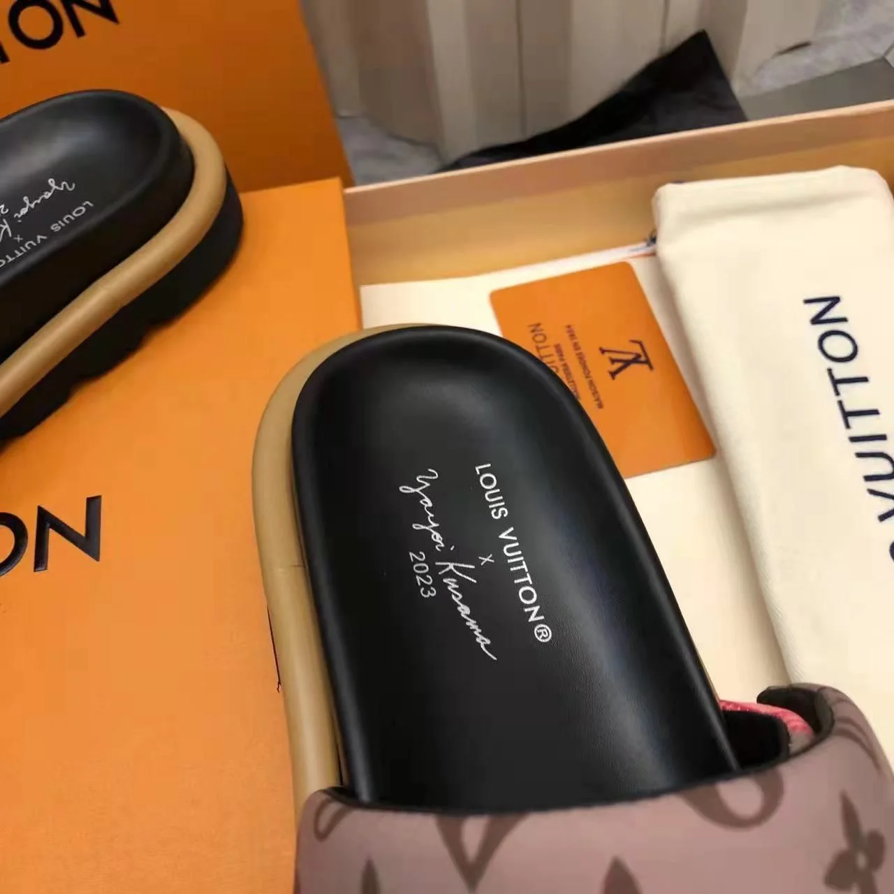 Louis Vuitton Slippers Unisex 31128